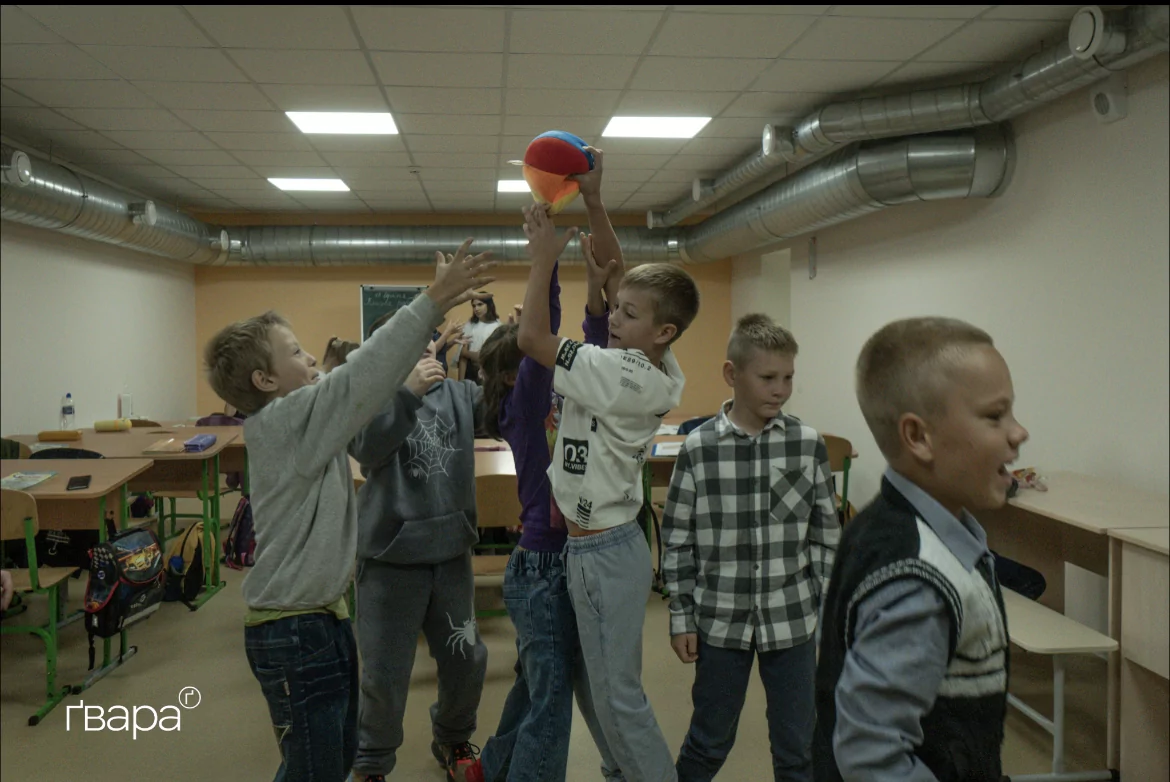 зображення до посту: «Спочатку пандемія, а потім вторгнення — ми навіть алфавіт не встигли вивчити»: виклики офлайн освіти на Харківщині
