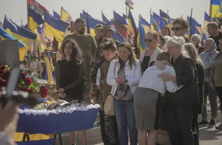 «Це був справжній офіцер України»: у Харкові попрощались з військовим, який загинув у боях в області — фото