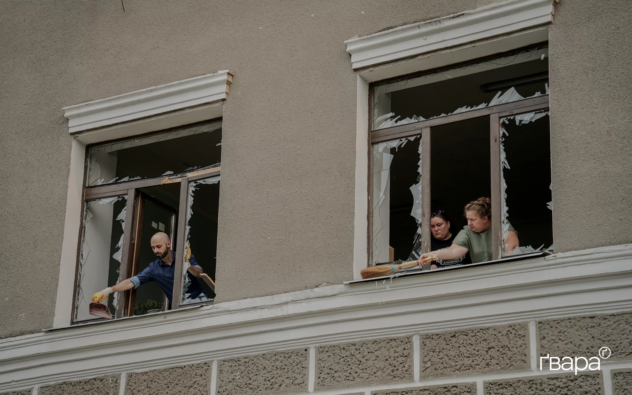 зображення до посту: Через російські обстріли в Харкові постраждав університет, горіли гаражі та постраждали 13 людей — фоторепортаж