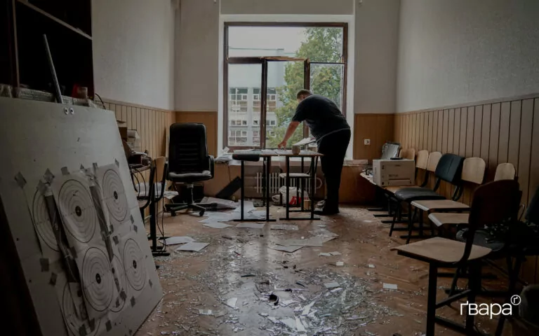 Через російські обстріли в Харкові постраждав університет, горіли гаражі та постраждали 13 людей — фоторепортаж