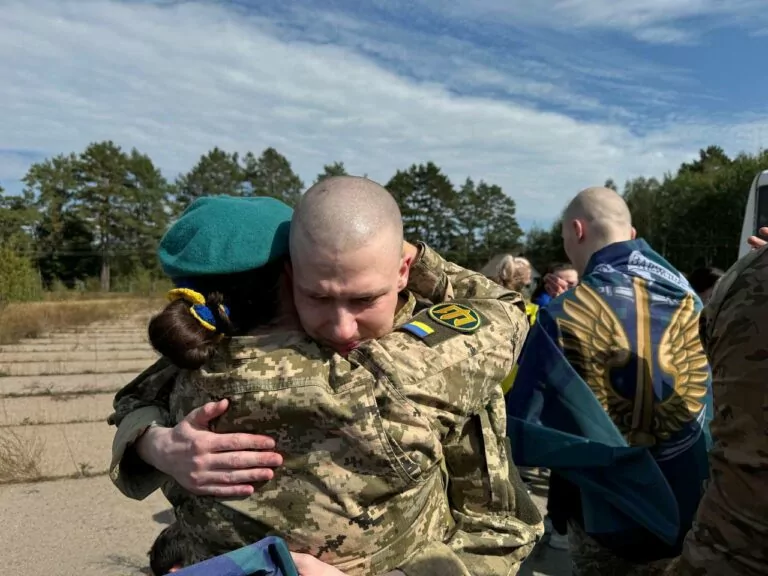 Відбувся черговий обмін полоненими: до України повернулося 49 громадян, серед яких 15 «азовців»
