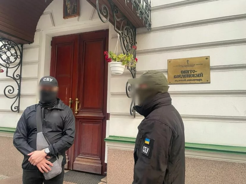 зображення до посту: Маніпуляція. Клірику монастиря УПЦ МП у Києві повідомили про підозру через знайдені російські рублі