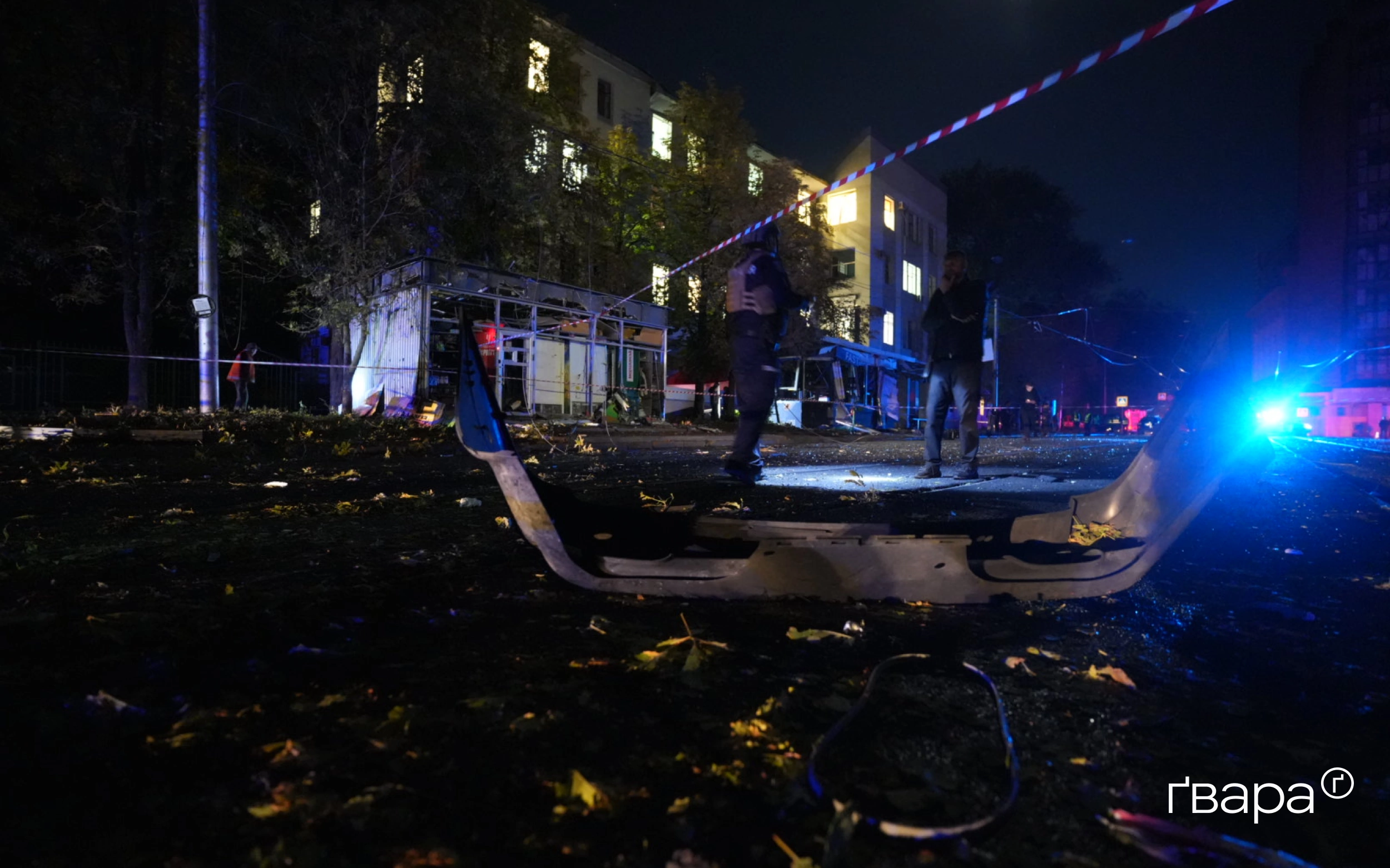 зображення до посту: «Вся палата у крові»: росіяни влучили керованою авіабомбою поблизу обласної лікарні у Харкові — фоторепортаж
