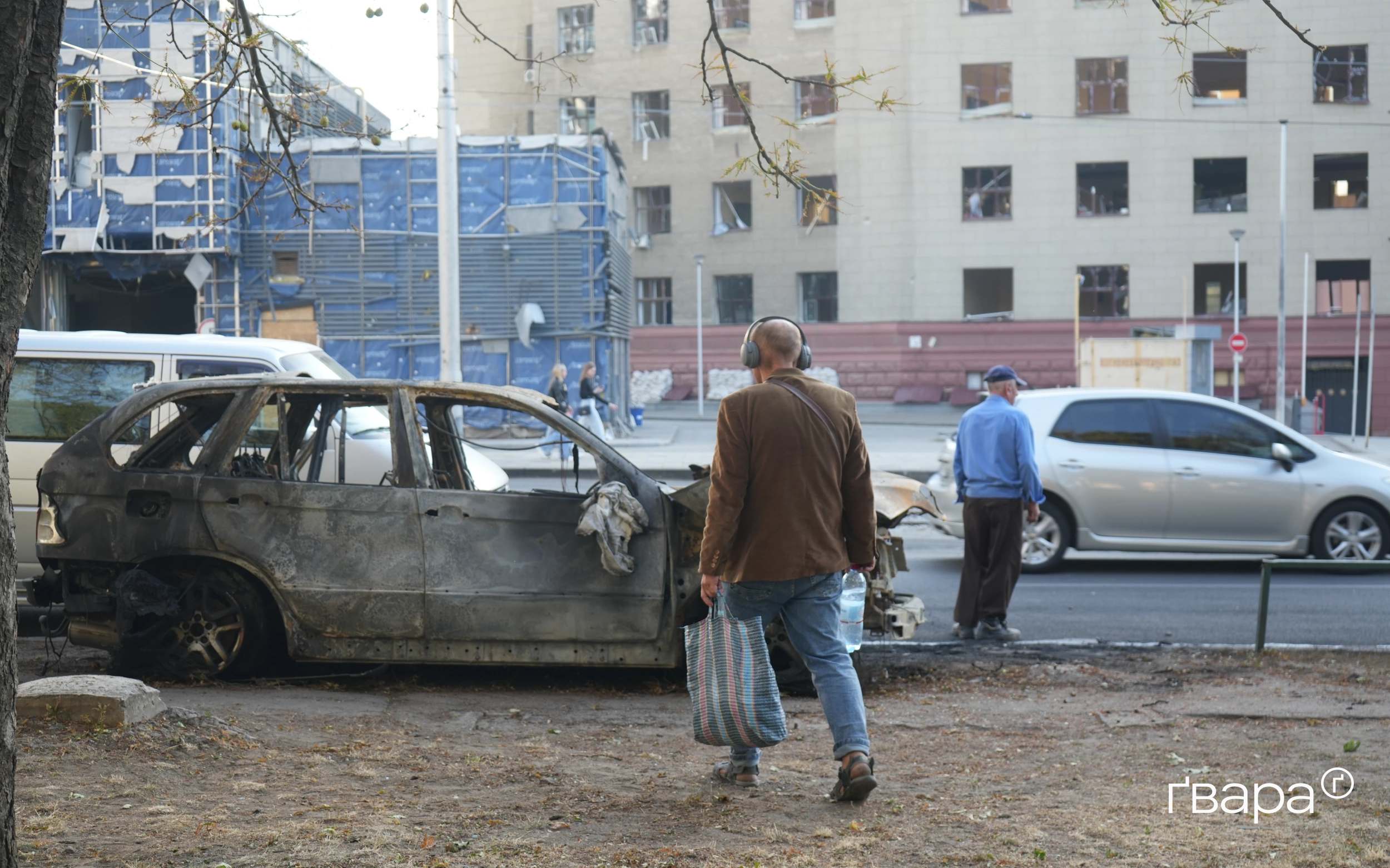 зображення до посту: У Харкові усувають наслідки обстрілу поруч з обласною лікарнею — фоторепортаж