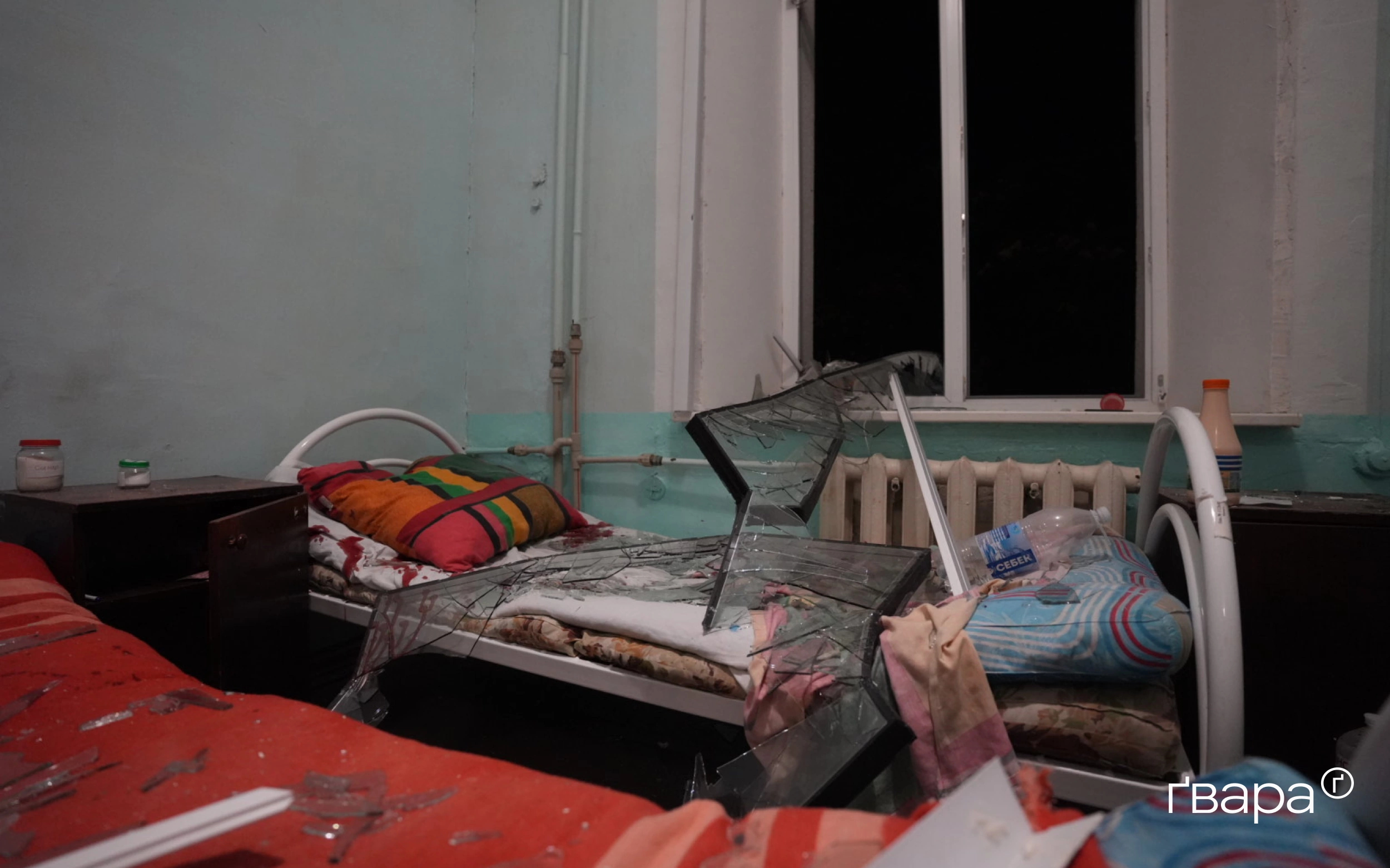 зображення до посту: «Вся палата у крові»: росіяни влучили керованою авіабомбою поблизу обласної лікарні у Харкові — фоторепортаж