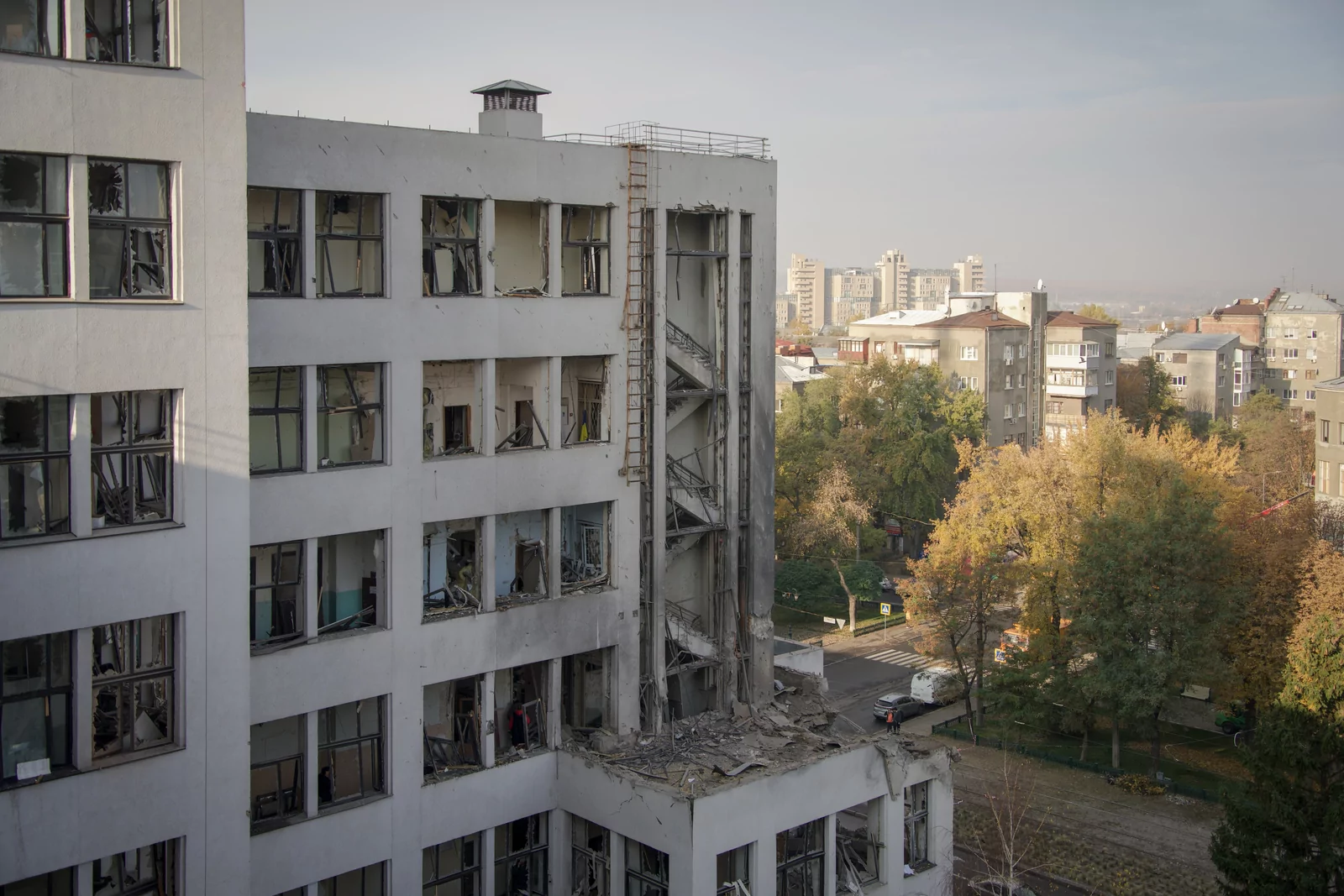 Russian bomb destroyed one entrance to Derzhprom, a historic building located on Kharkiv central square, on Oct 28 / Photo: Ivan Samoilov, Gwara Media