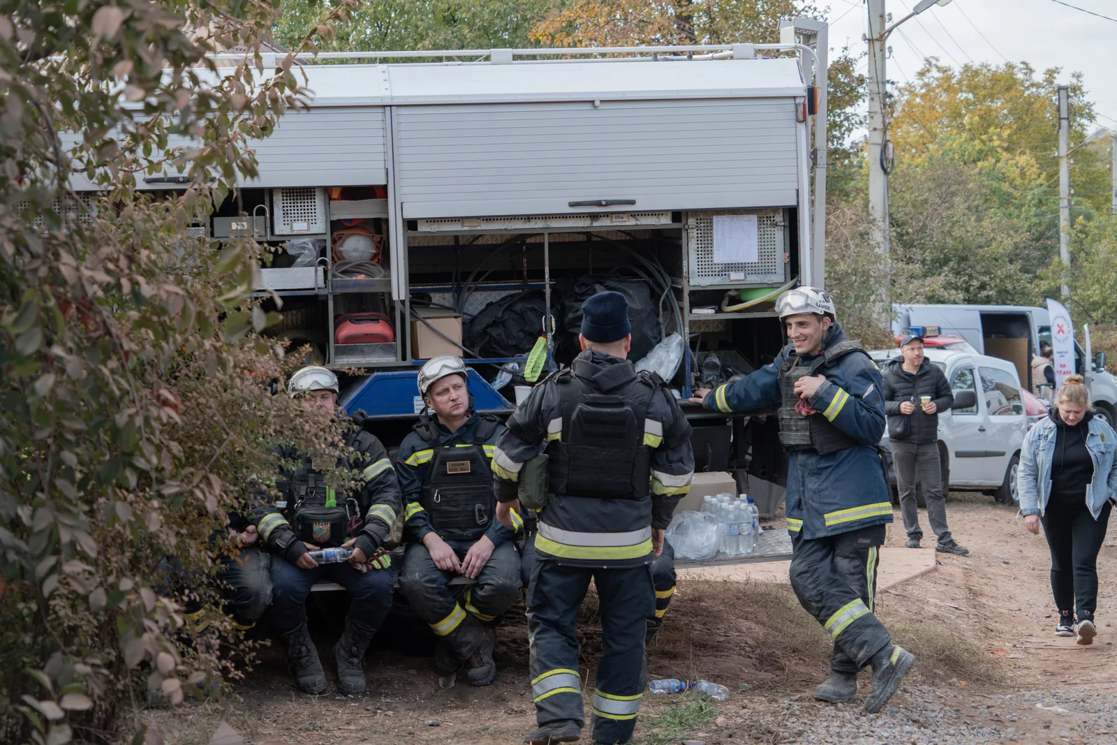 Emergency services workers in the aftermath of the Russian attack on the Osnovianskyi district of Kharkiv on October 29, 2024 / Photo: Liza Bykova, Gwara Media
