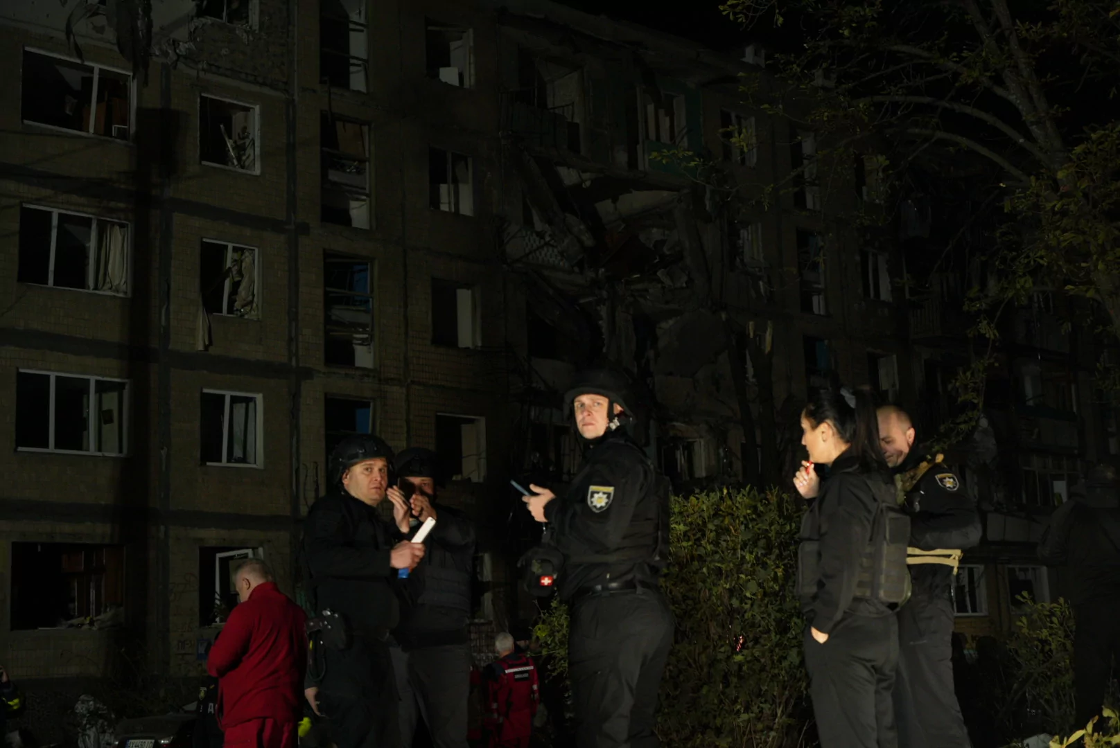 зображення до посту: In photos: Russians dropped glide bomb on high-rise in Kharkiv, injure 12, including child