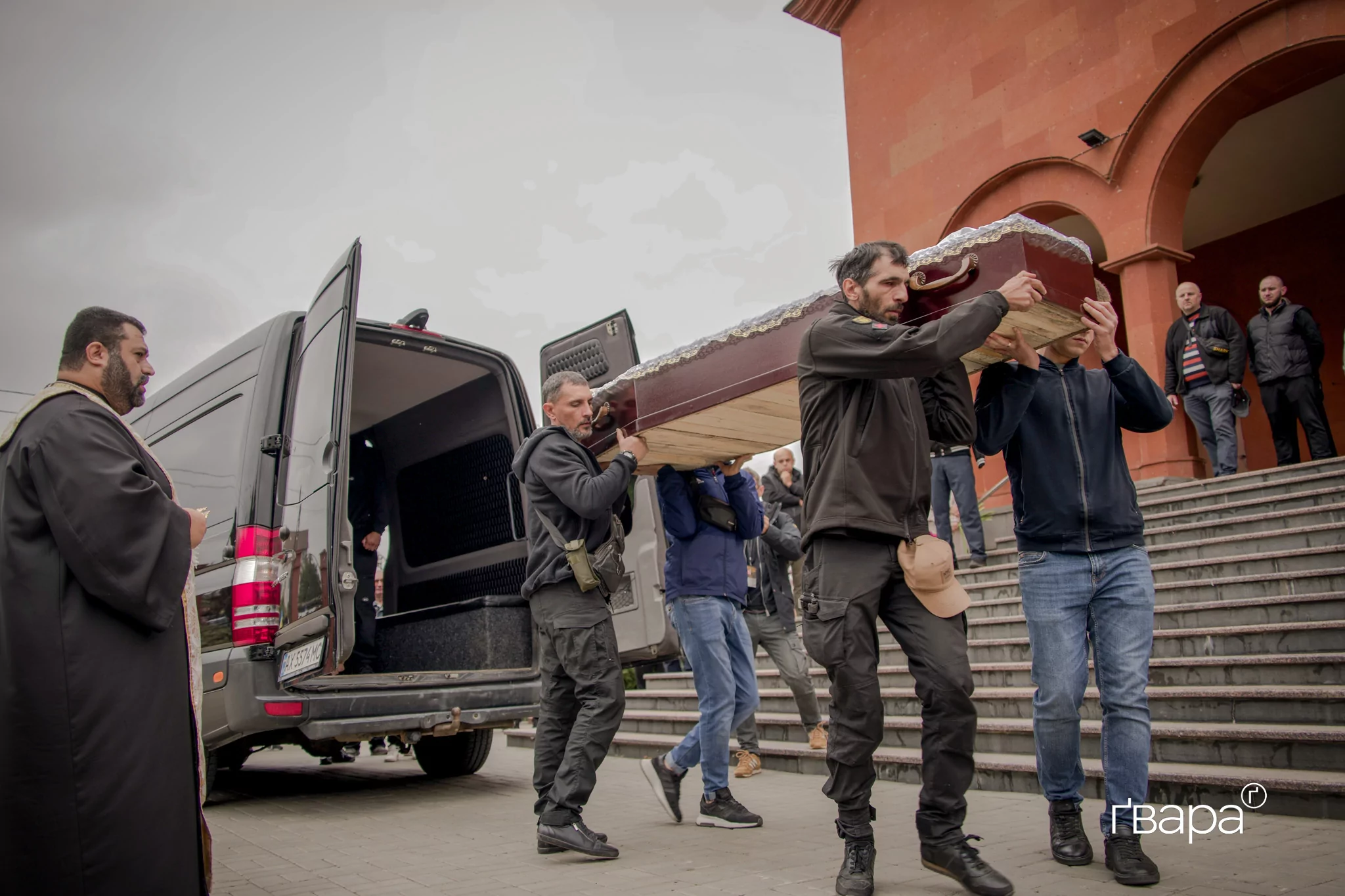 зображення до посту: У Харкові попрощалися з волонтером Тиграном Галустяном — фоторепортаж