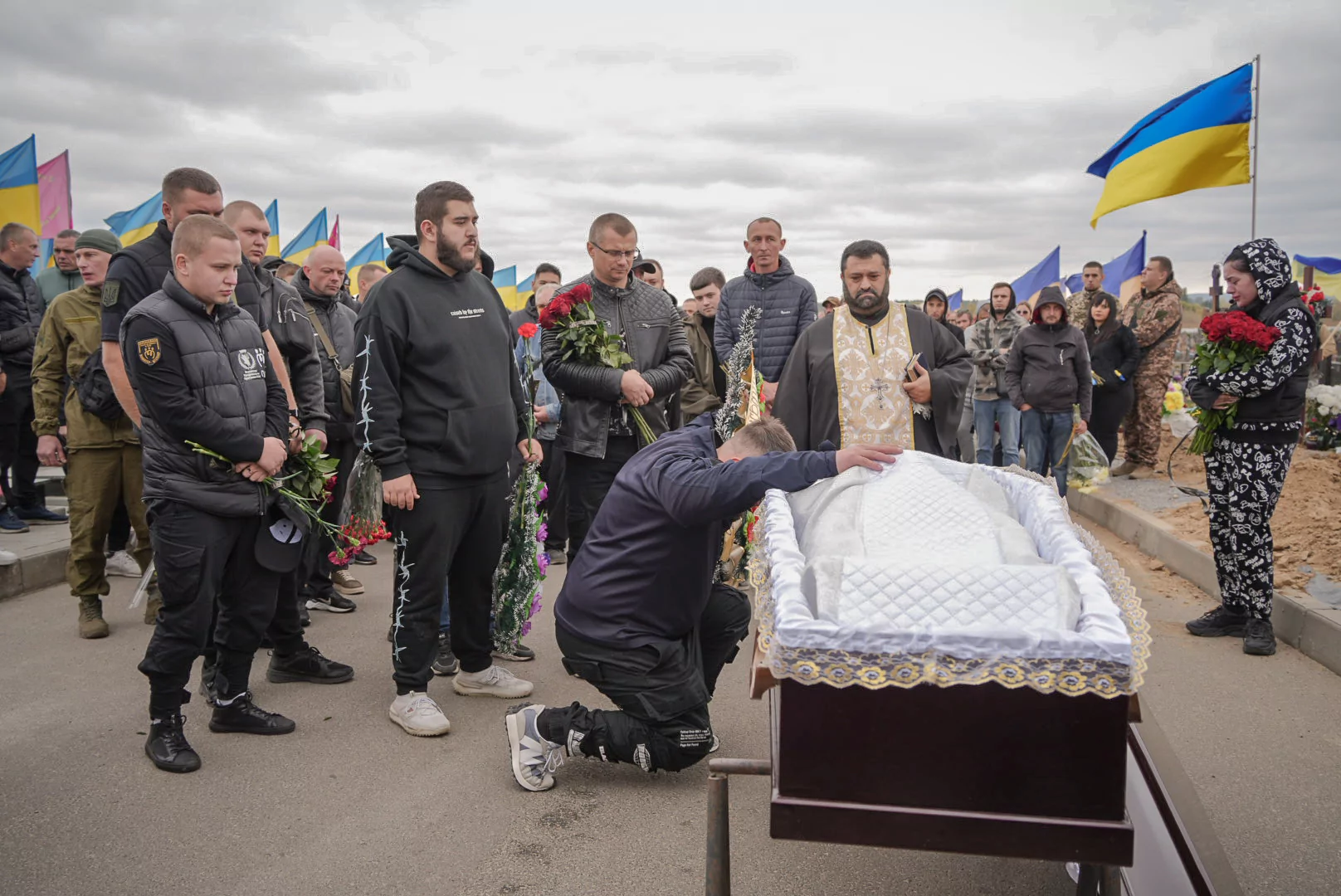зображення до посту: In photos: Kharkiv mourns volunteer Tyhran Halustian, who was killed by Russian FPV drone during evacuation 