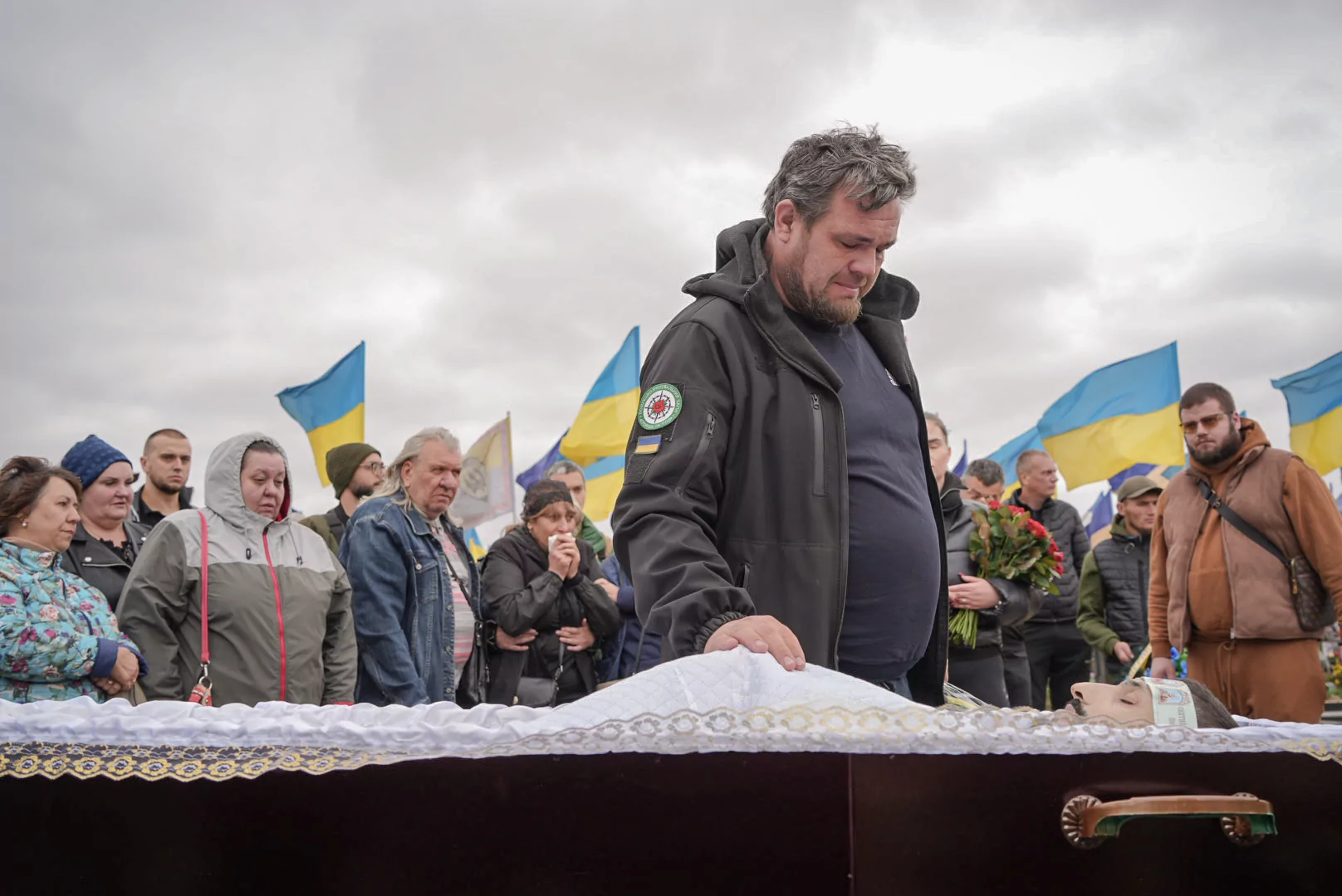 зображення до посту: In photos: Kharkiv mourns volunteer Tyhran Halustian, who was killed by Russian FPV drone during evacuation 