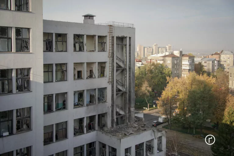 У Харкові усувають наслідки обстрілу Держпрому — фото