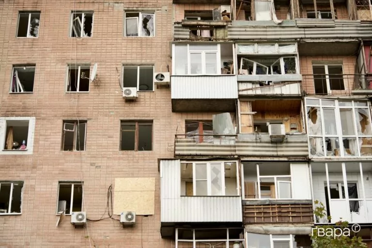 Влучання у декількох метрах від багатоповерхівки: як у Харкові ліквідовують наслідки російських обстрілів