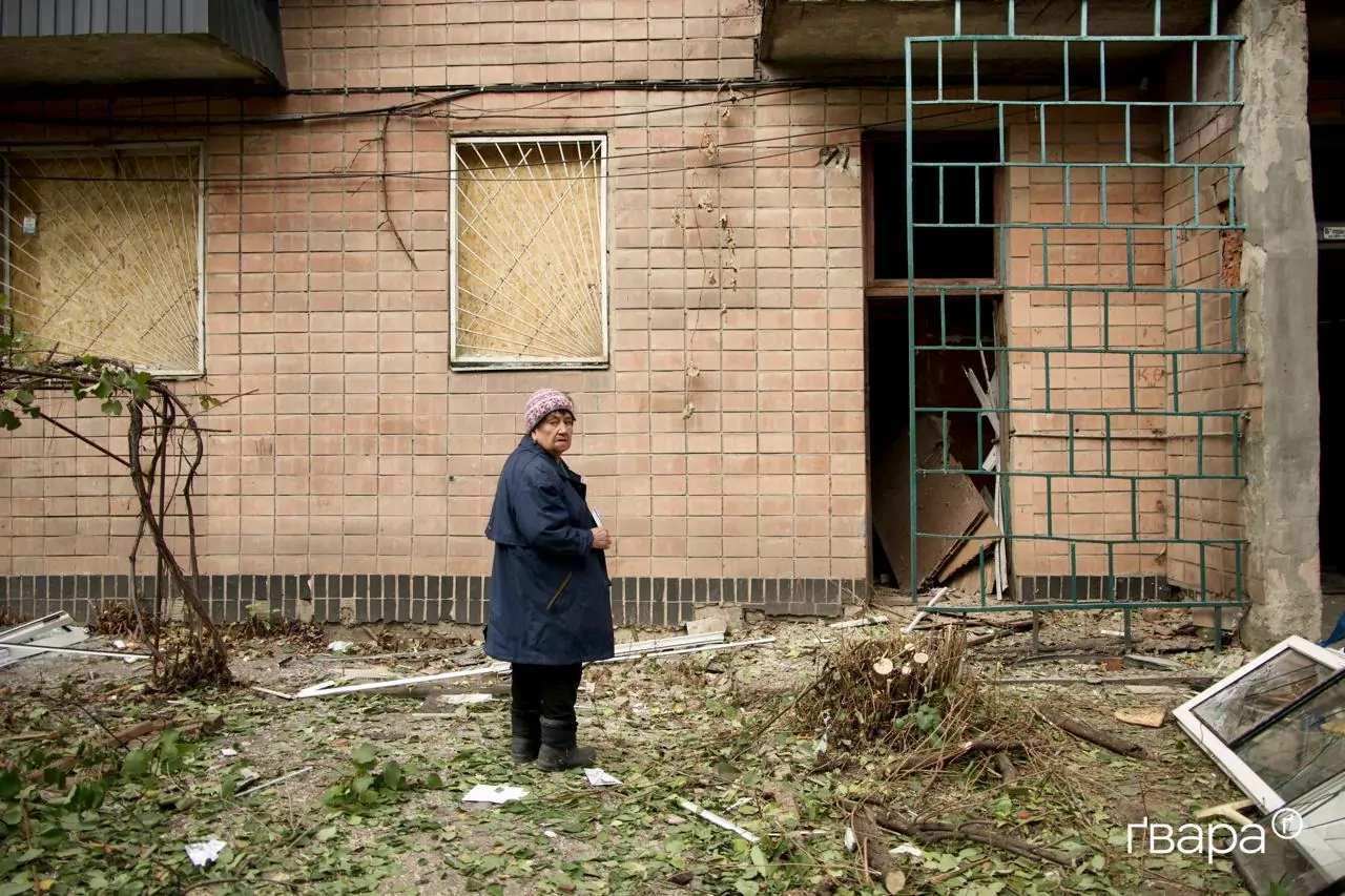 зображення до посту: Влучання у декількох метрах від багатоповерхівки: як у Харкові ліквідовують наслідки російських обстрілів