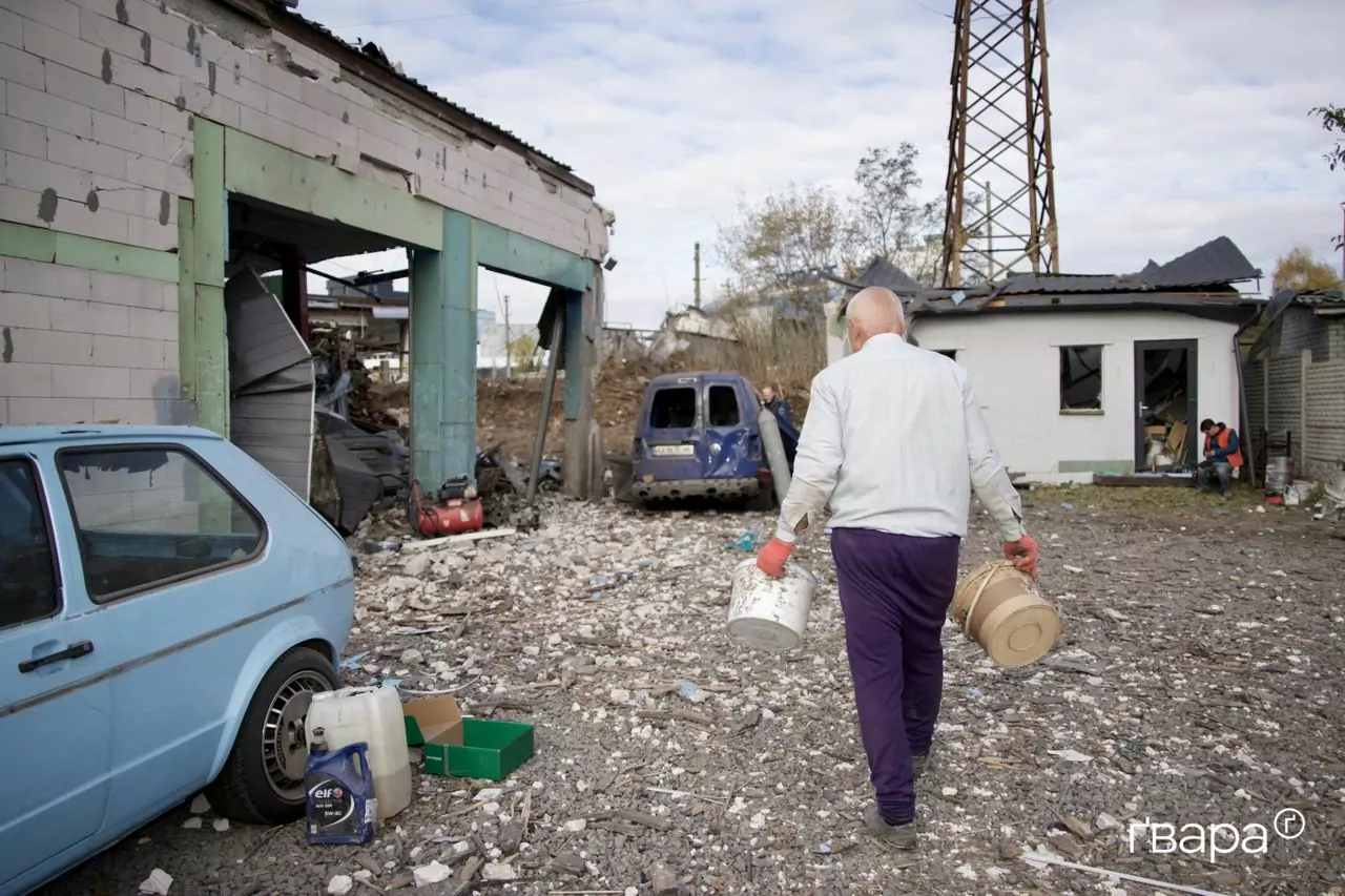 зображення до посту: Влучання у декількох метрах від багатоповерхівки: як у Харкові ліквідовують наслідки російських обстрілів