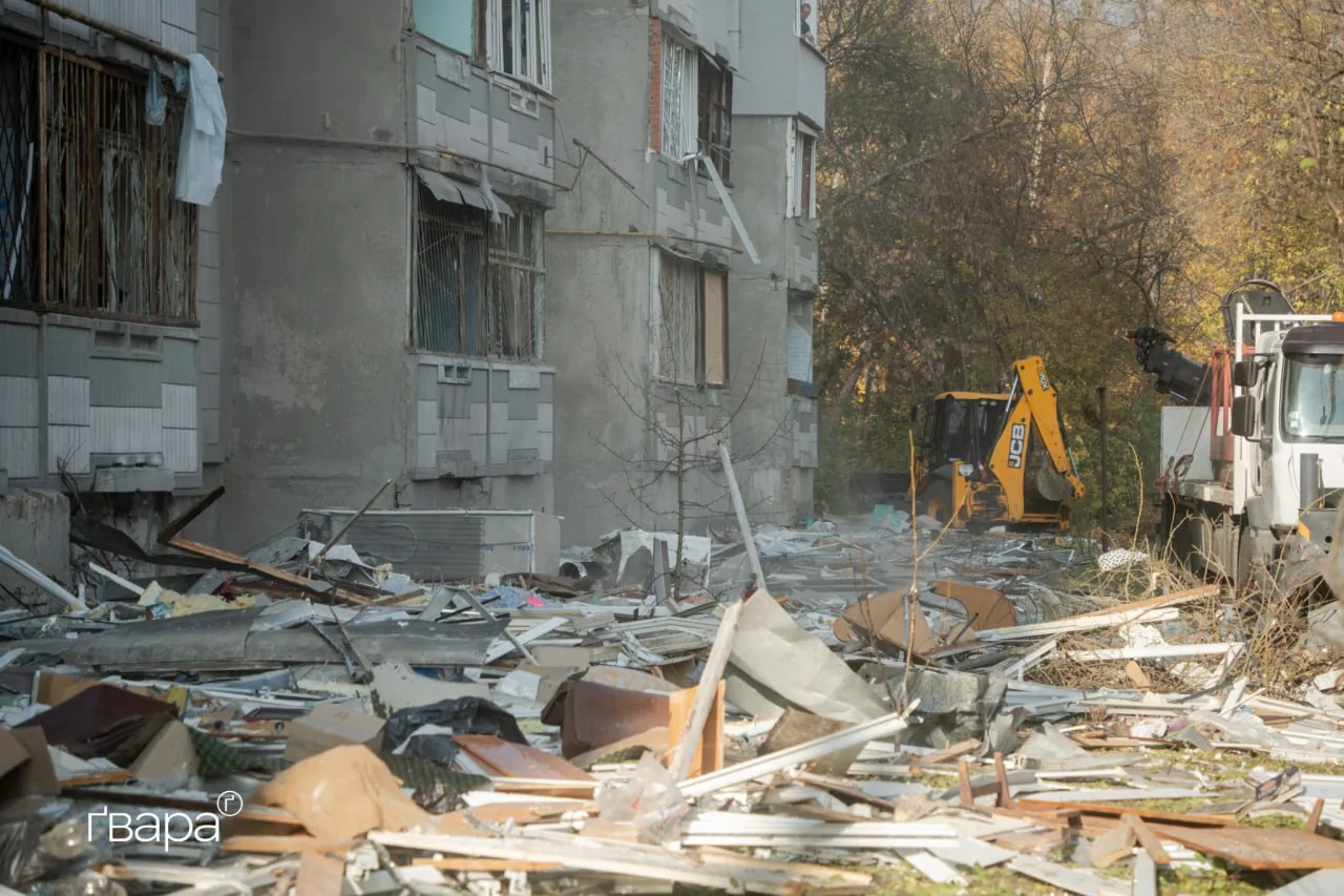 зображення до посту: Пʼять квартир зруйновано повністю: який має вигляд пошкоджений будинок Харкова після нічного обстрілу