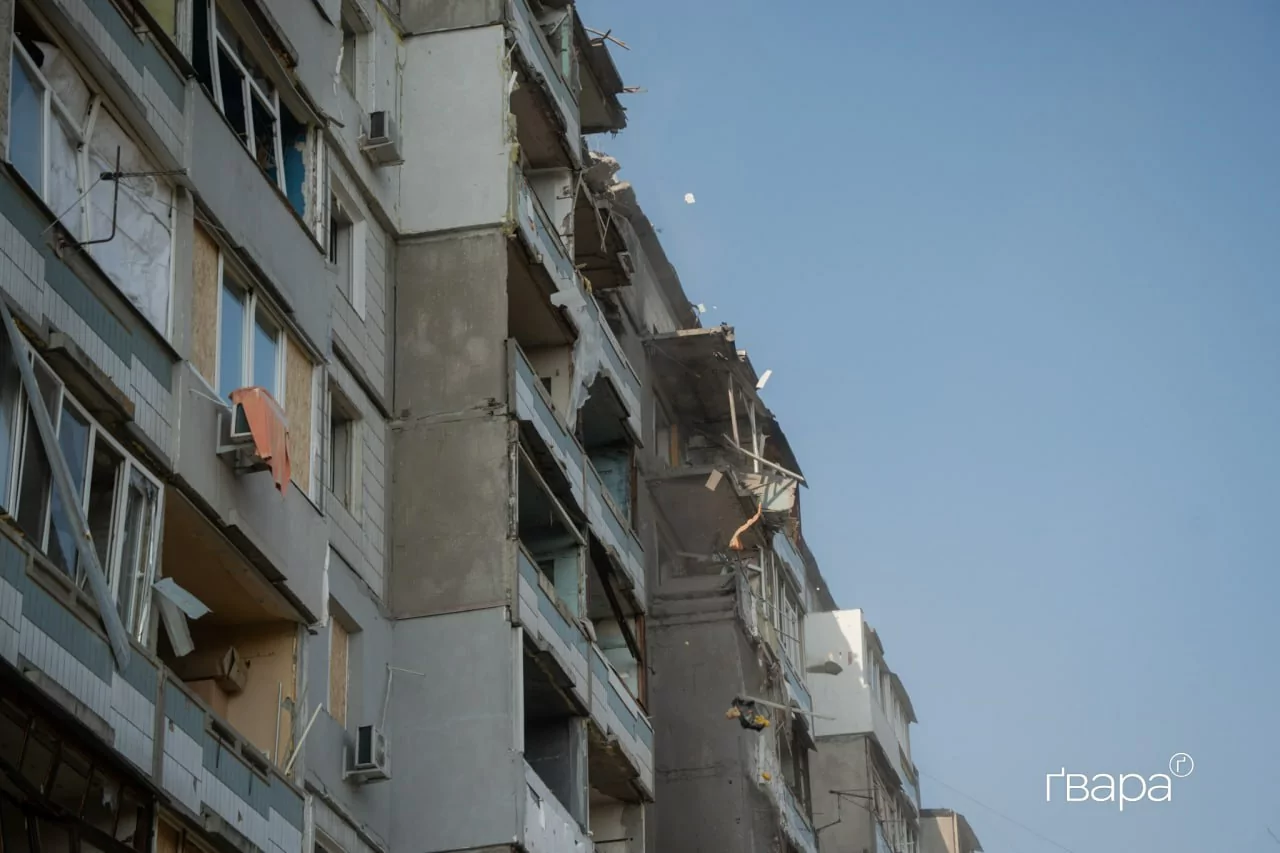 зображення до посту: Пʼять квартир зруйновано повністю: який має вигляд пошкоджений будинок Харкова після нічного обстрілу