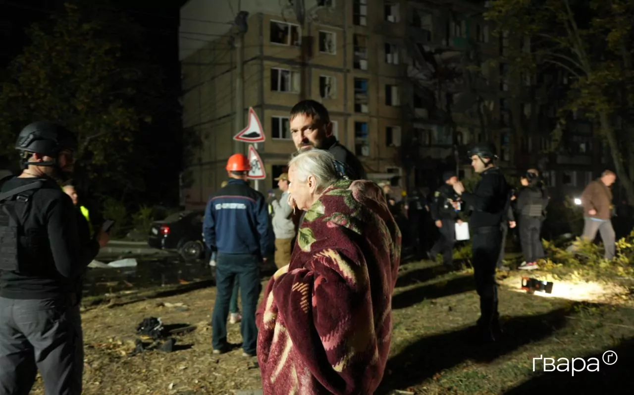 зображення до посту: Російський КАБ влучив у багатоповерхівку в Харкові: 12 людей поранено — фоторепортаж