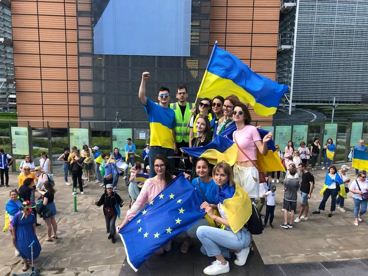 Олена Кужим та інші українці під час одного з мітингів у Брюсселі. Фото надала героїня матеріалу