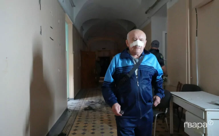 «‎Відкриваю очі – я вся у склі»: стан поранених внаслідок удару по центру Харкова