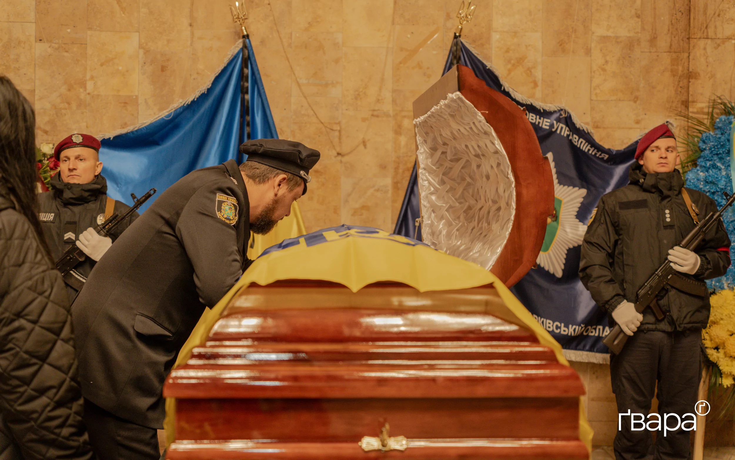 зображення до посту: У Харкові попрощались з поліціянтом, який помер у лікарні внаслідок обстрілу
