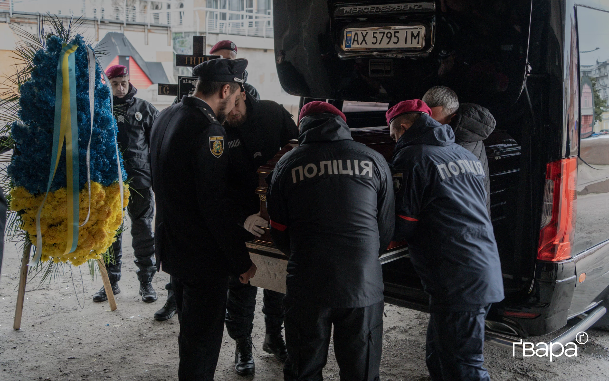 зображення до посту: У Харкові попрощались з поліціянтом, який помер у лікарні внаслідок обстрілу