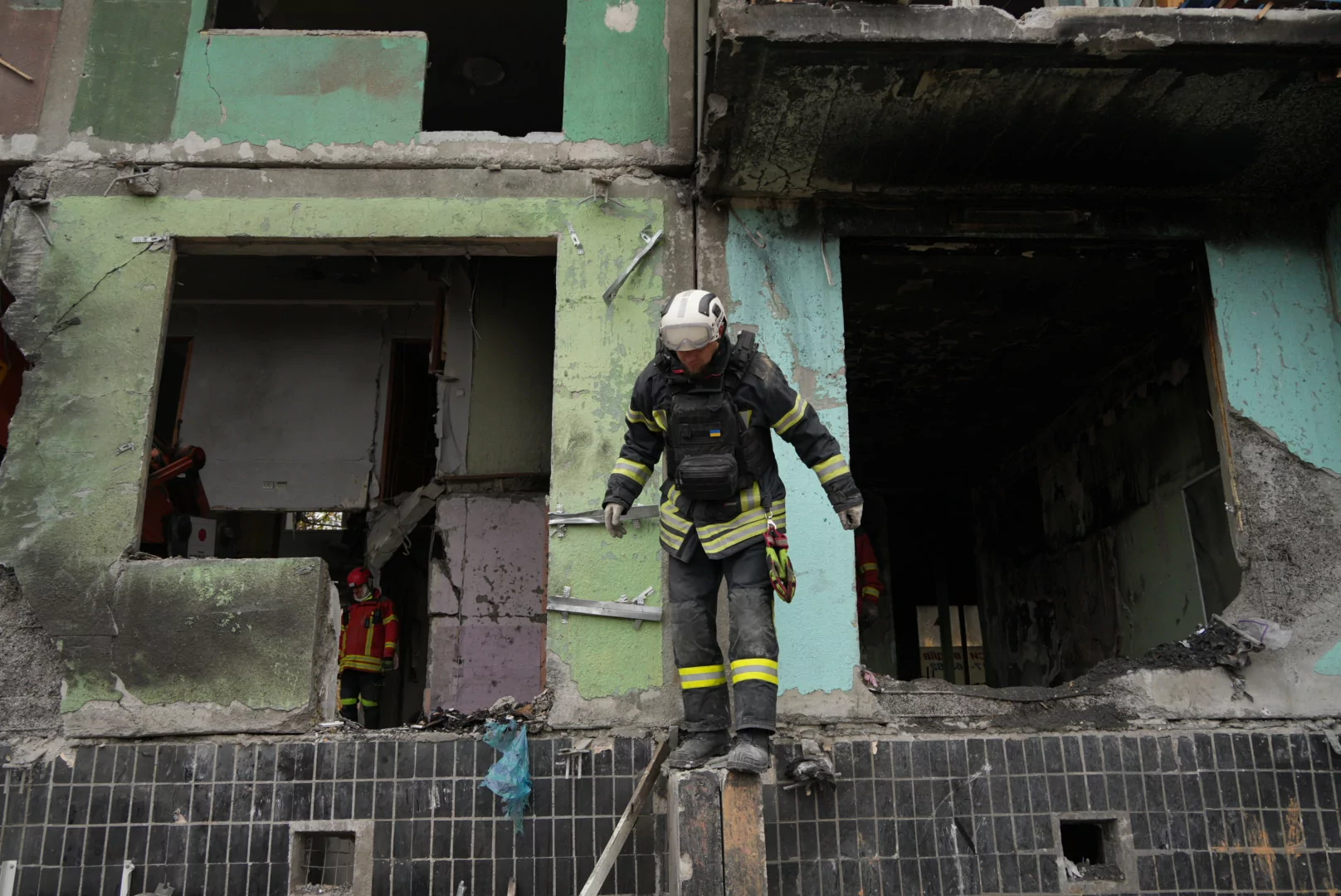 зображення до посту: In photos: Russia attacked Kharkiv with bombs three times last night, injured 25, including 4 children