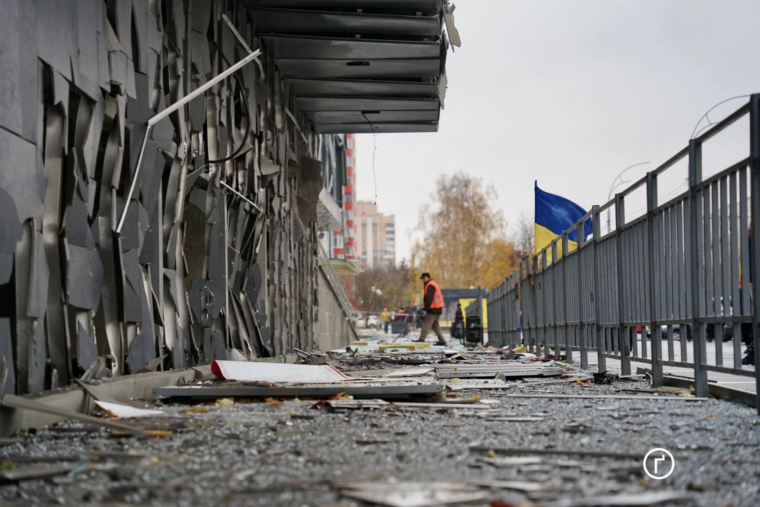 зображення до посту: Як виглядає супермаркет РОСТ вранці після обстрілу — фото