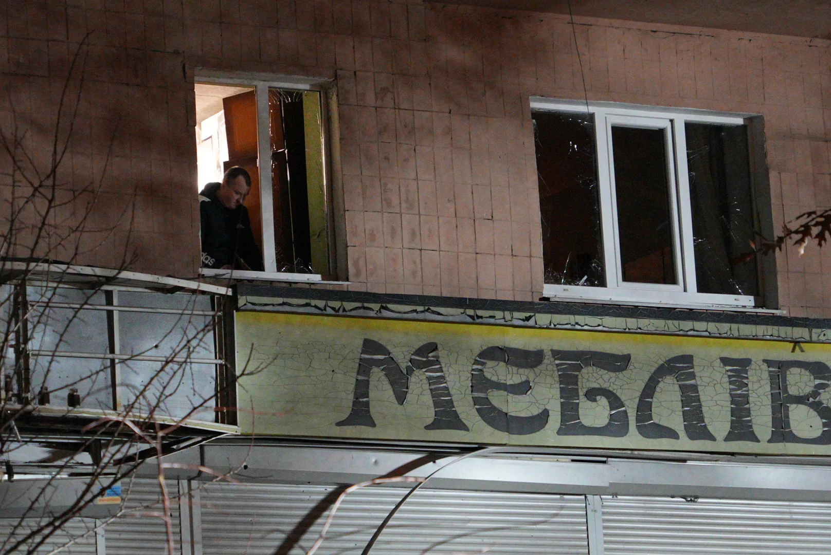 зображення до посту: In photos: Russian drone damages residential building in Kharkiv, injuring 3