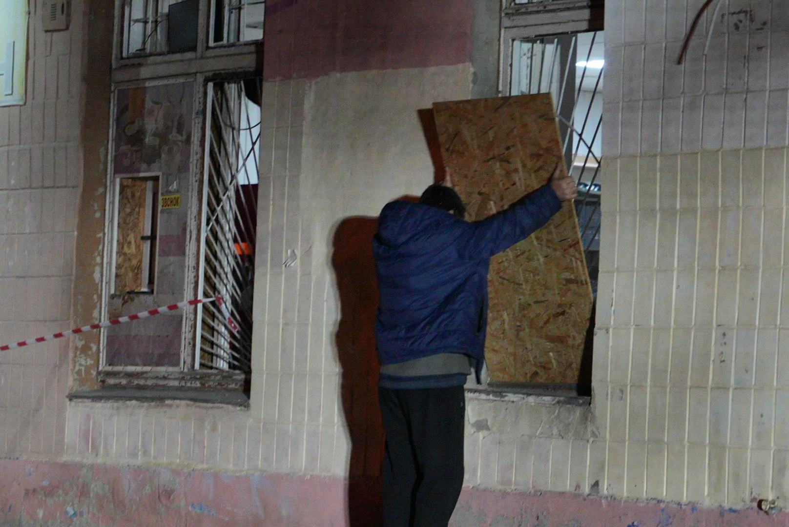 зображення до посту: In photos: Russian drone damages residential building in Kharkiv, injuring 3