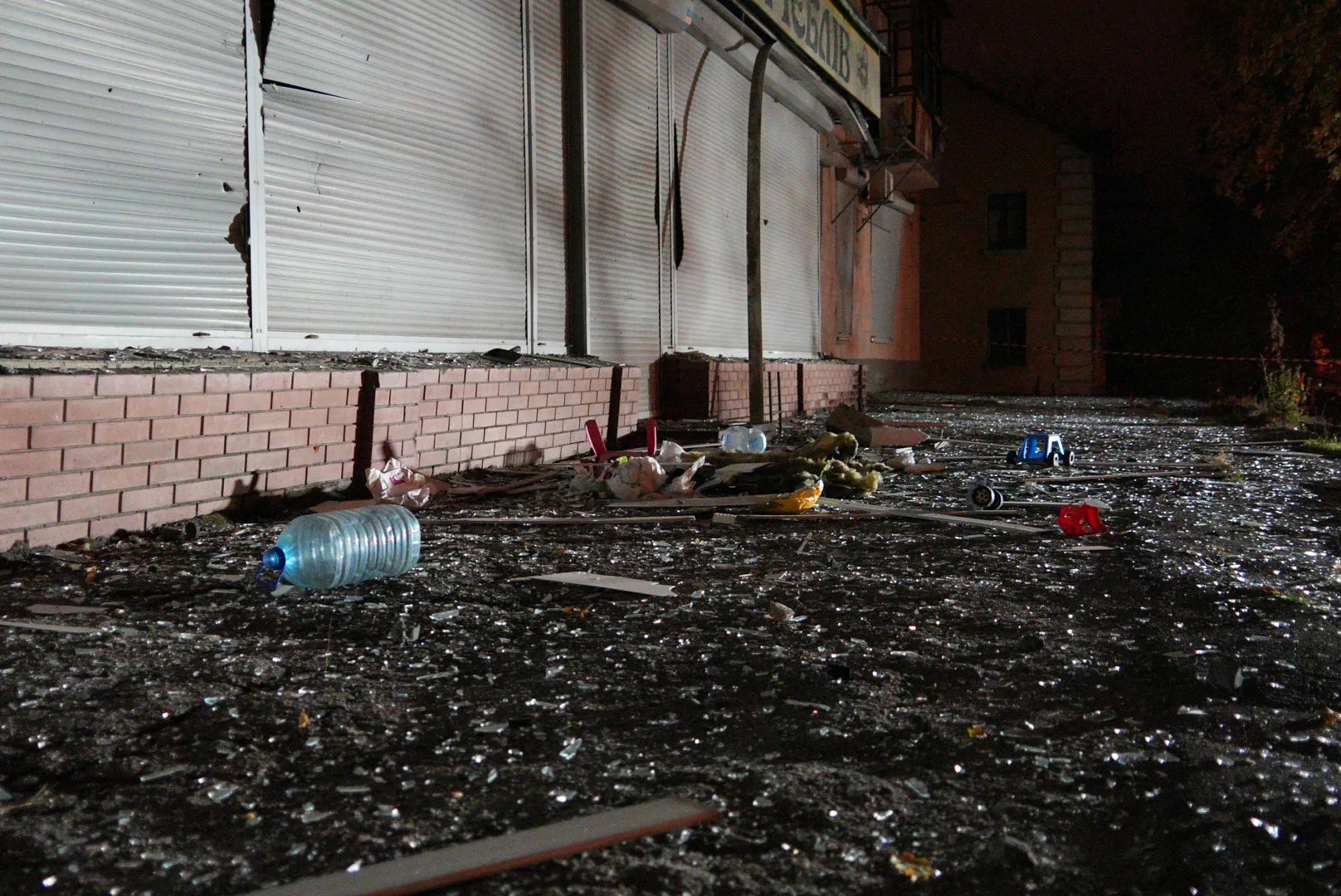 зображення до посту: In photos: Russian drone damages residential building in Kharkiv, injuring 3