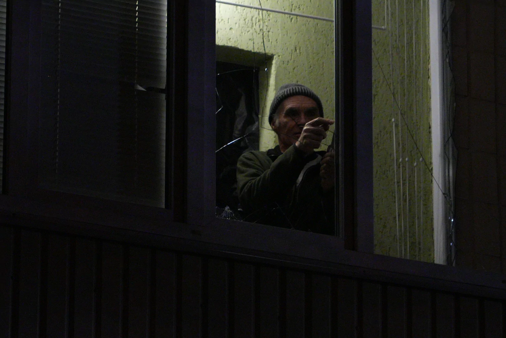 зображення до посту: In photos: Russian drone damages residential building in Kharkiv, injuring 3