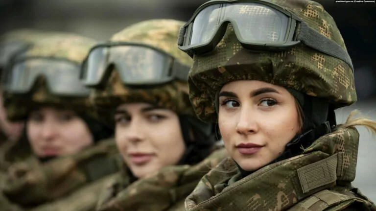 В Україні розробляють полегшений бронежилет та зимовий одяг для військовослужбовиць