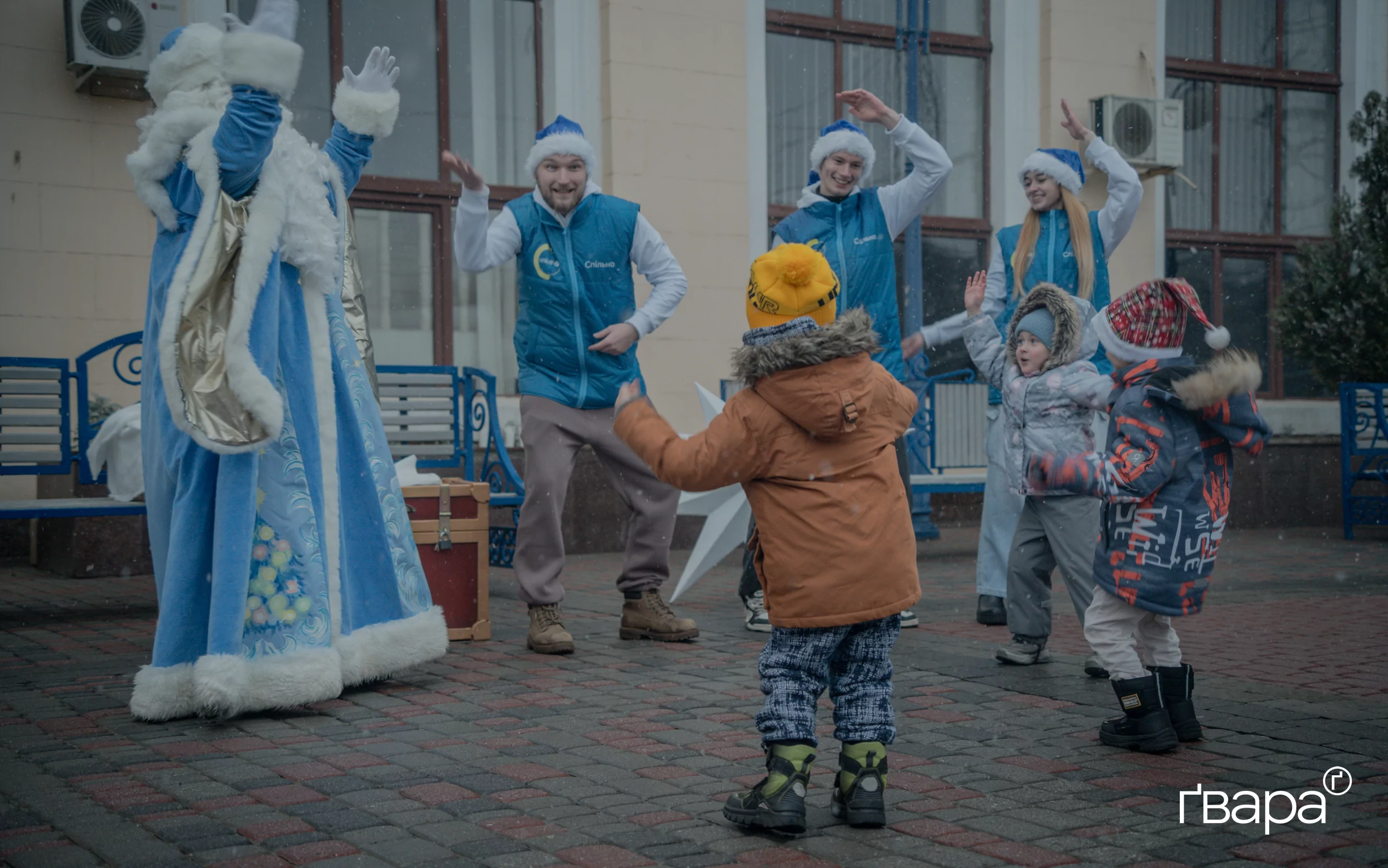 Свято для дітей на харківському вокзалі до Дня святого Миколаю