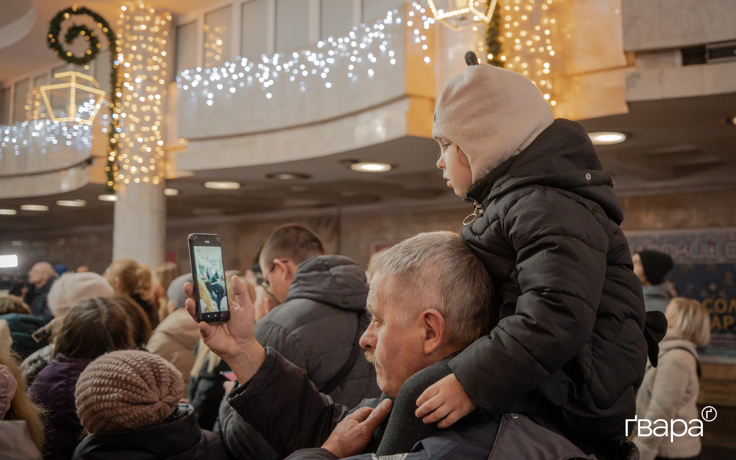 зображення до посту: У Харкові на станції метро «Університет» запалили новорічну ялинку — фото