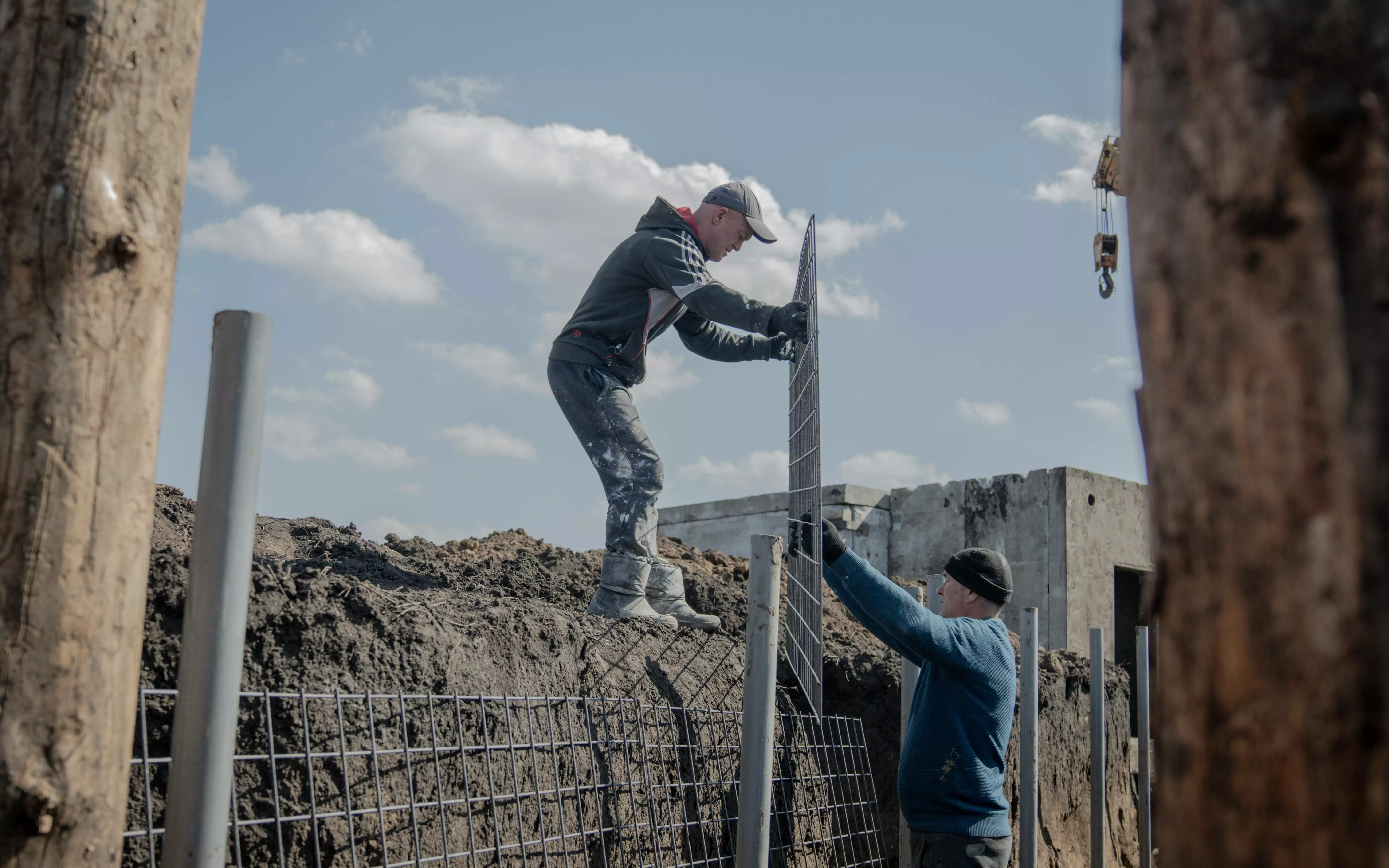 Робітники за будівництвом фортифікаційних споруд в Харківській області. квітень 2024 / Фото: Іван Самойлов, Ґвара Медіа