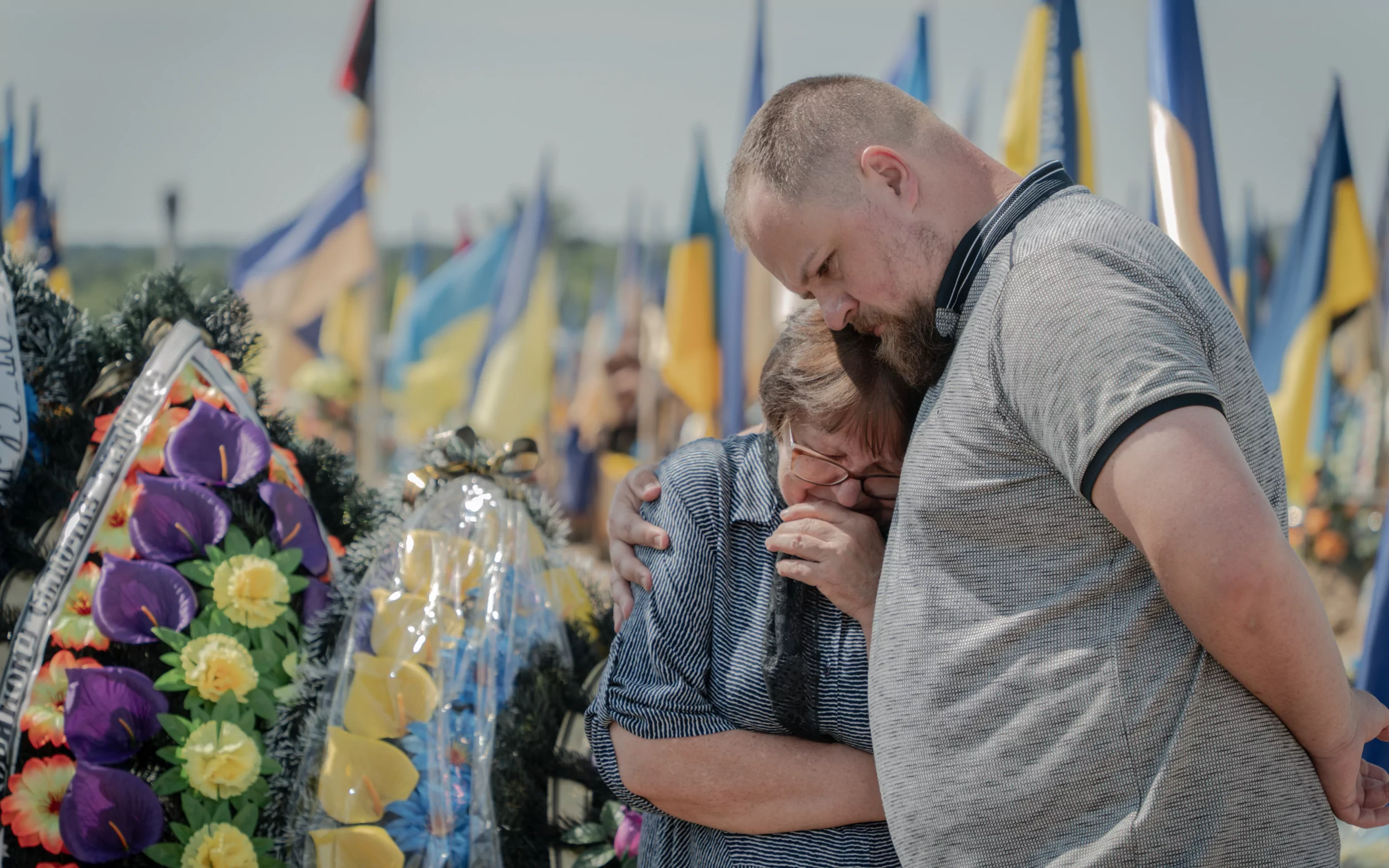 У Харкові попрощалися із 21-річним захисником Даніілом Морозом, який загинув виконуючи бойове завдання на Покровському напрямку у Донецькій області. Хлопець був солдатом 46 аеромобільної бригади, оператором БпЛА. 27 липня 2024 / Фото: Іван Самойлов, Ґвара Медіа