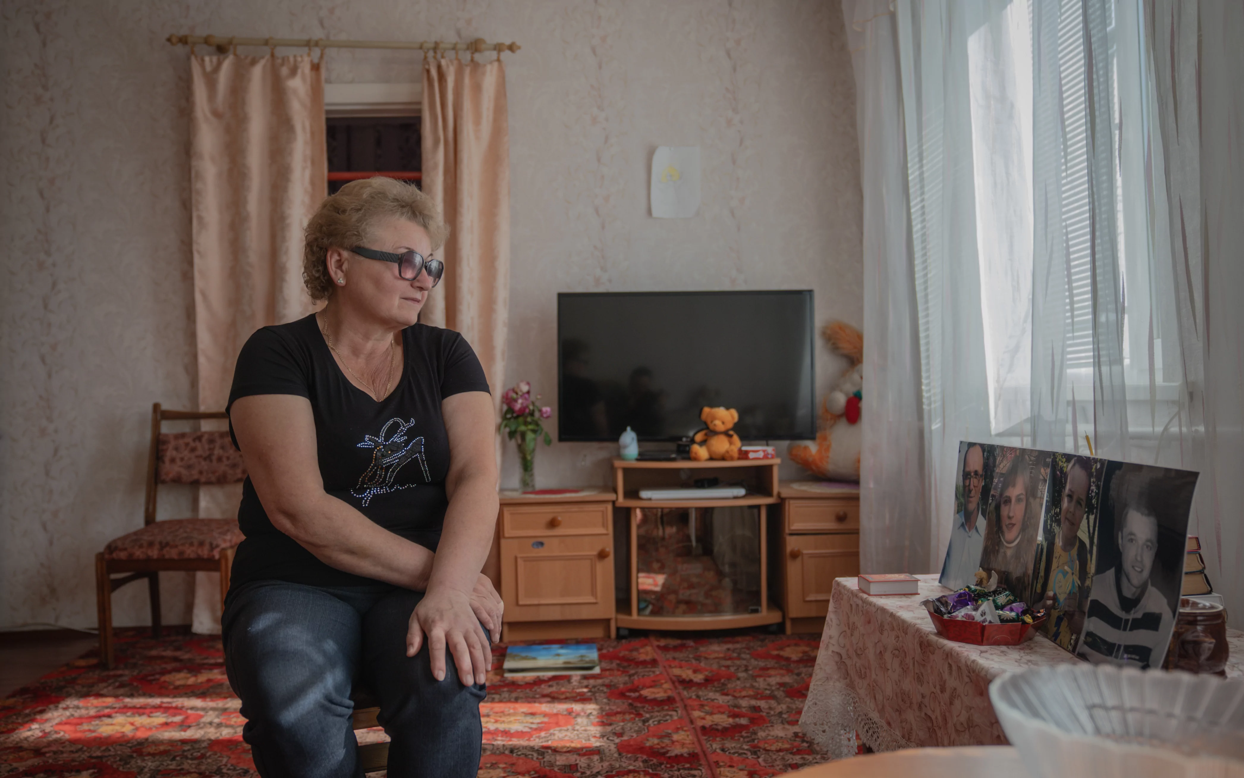 Валентина, мешканка села Гроза, яка втратила всю свою родину, у себе вдома у Грозі через рік після трагедії. 5 жовтня 2024 / Фото: Іван Самойлов, Ґвара Медіа