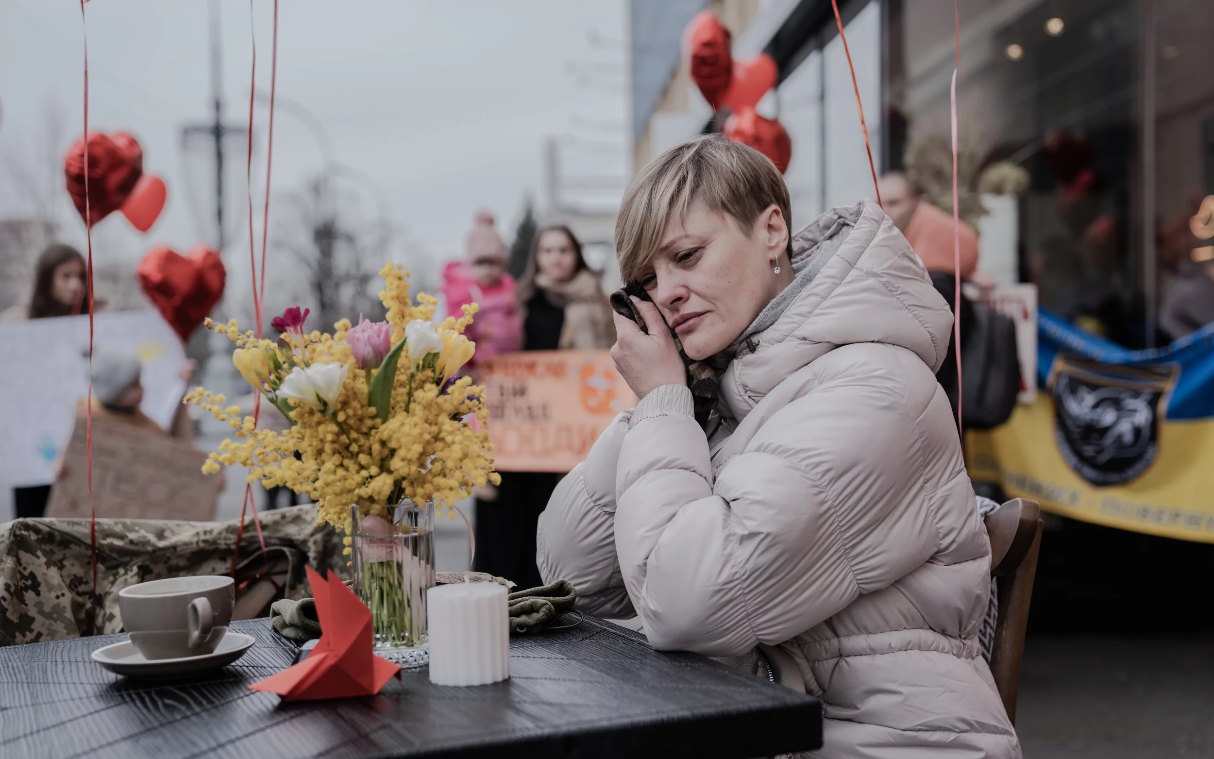 Жінка тримає рукавицю зниклого безвісти чоловіка під час акції на підтримку родин зниклих безвісти та полонених військових «Два серця в полоні». 16 березня 2024 / Фото: Іван Самойлов, Ґвара Медіа