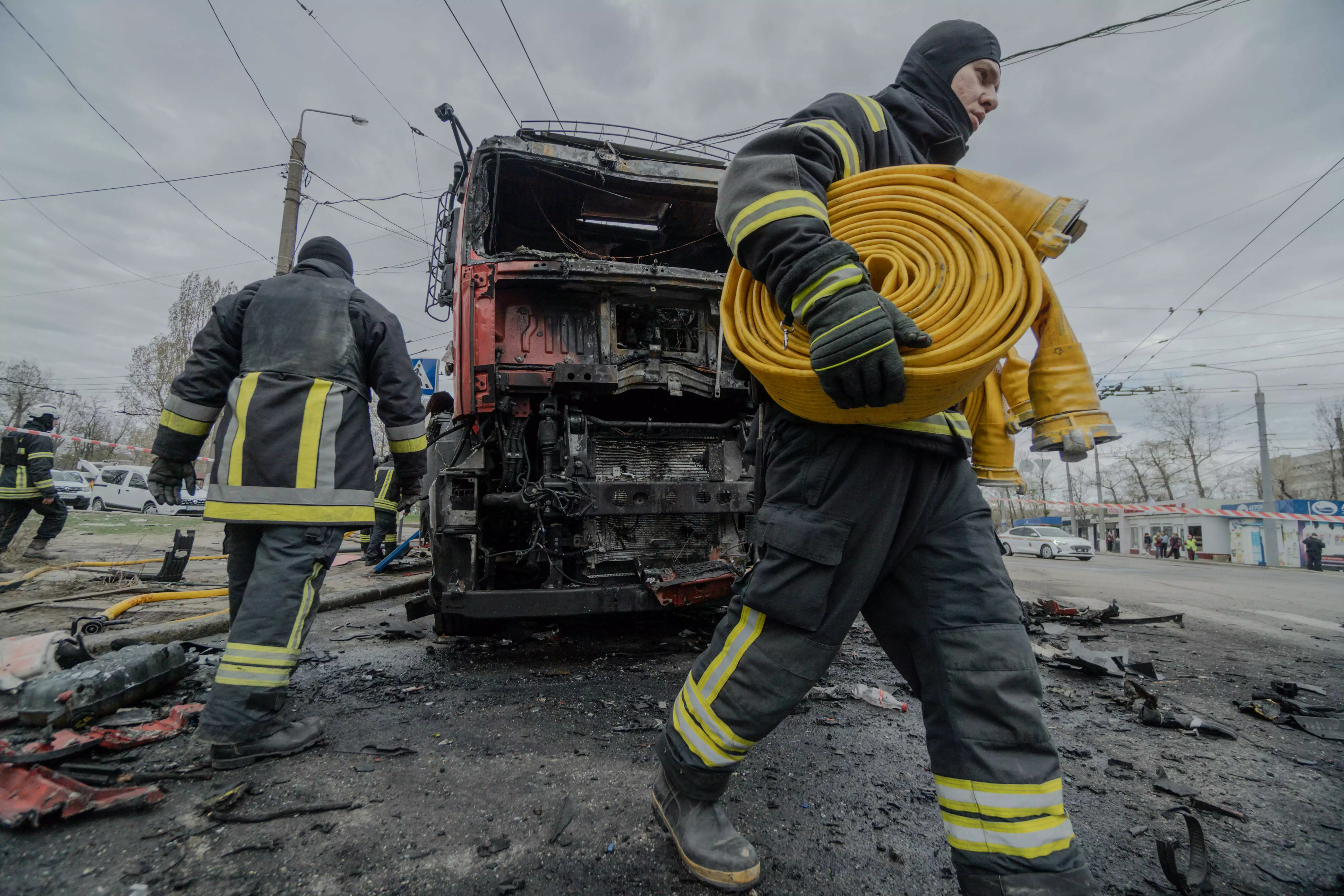 Працівники ДСНС прибирають залишки обладнання після ночі обстрілів і подвійних ударів росіян, внаслідок яких загинуло дві їх колеги. 4 квітня 2024 / Фото: Іван Самойлов, Ґвара Медіа