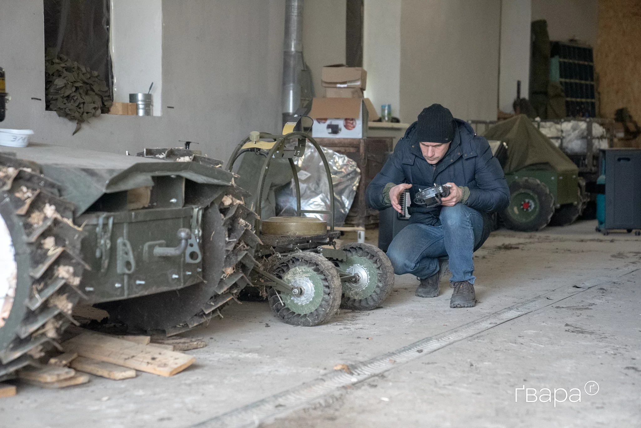 зображення до посту: «Людське життя безцінне, а дрон можна створити»: як працюють наземні роботизовані системи бригади «Хартія»