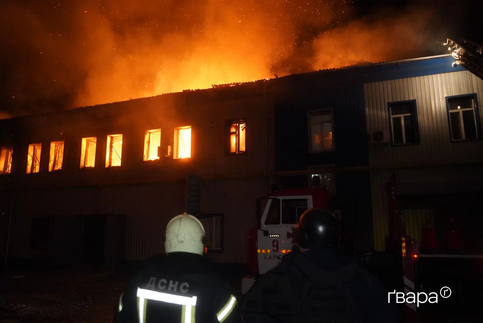 зображення до посту: У Новобаварському районі Харкова внаслідок влучання ‎«шахеду» сталася масштабна пожежа — фото