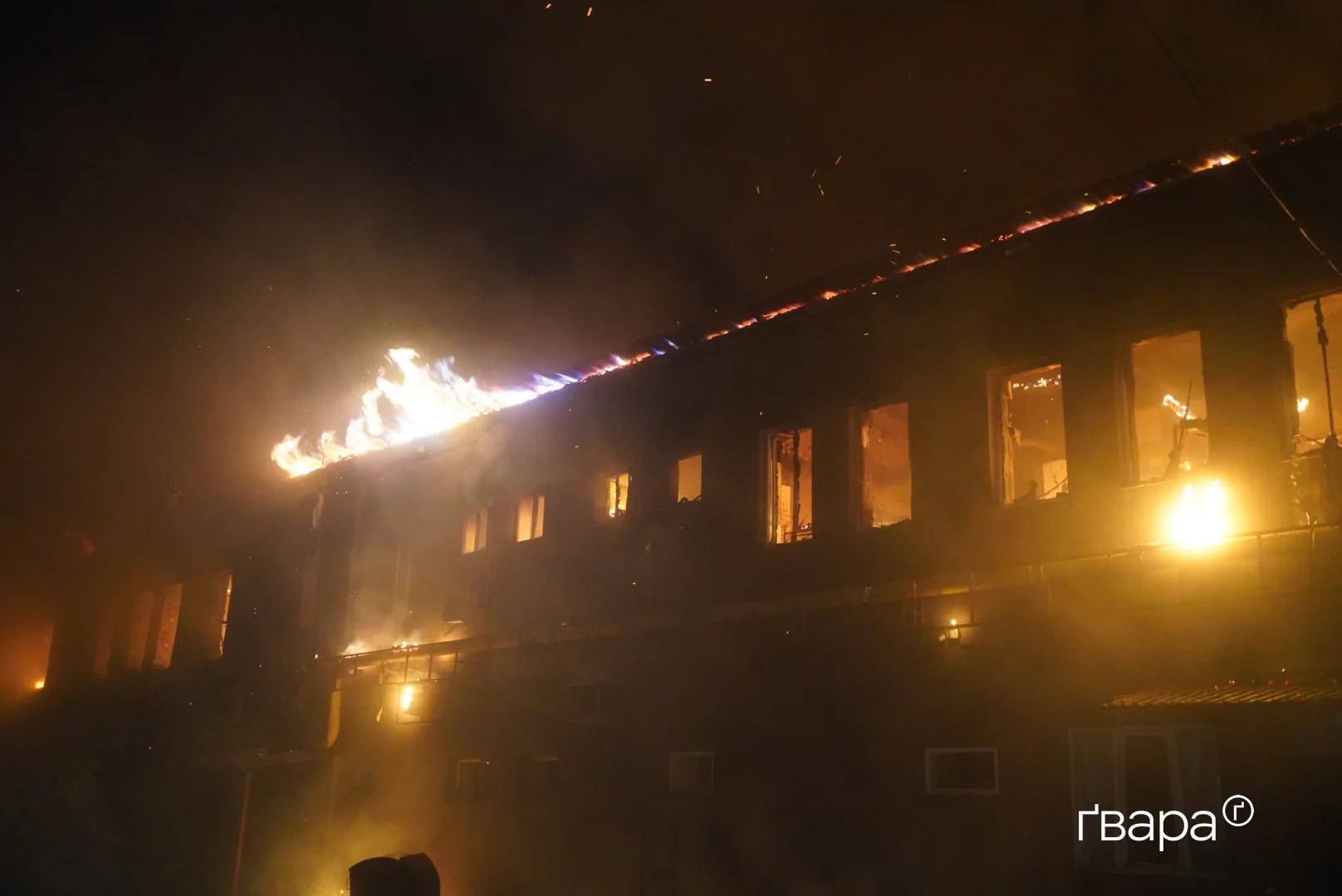 зображення до посту: У Новобаварському районі Харкова внаслідок влучання ‎«шахеду» сталася масштабна пожежа — фото