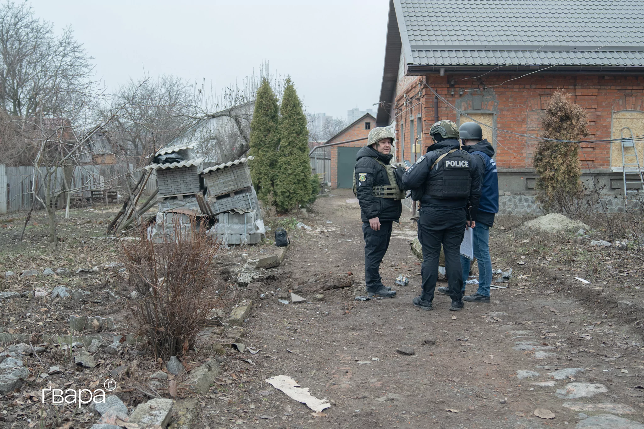 Правоохоронці на місці влучання БпЛА у Холодногірському районі Харкова / Фото: Любов Ємець, Ґвара Медіа