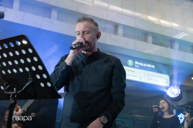 Сергій Жадан провів безоплатний концерт у харківському метро — фото