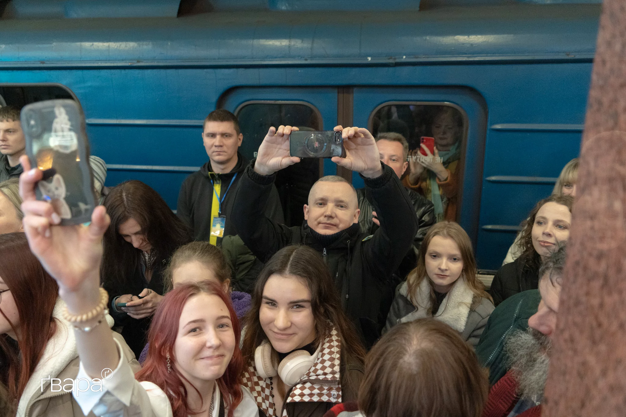 зображення до посту: Сергій Жадан провів безоплатний концерт у харківському метро — фото