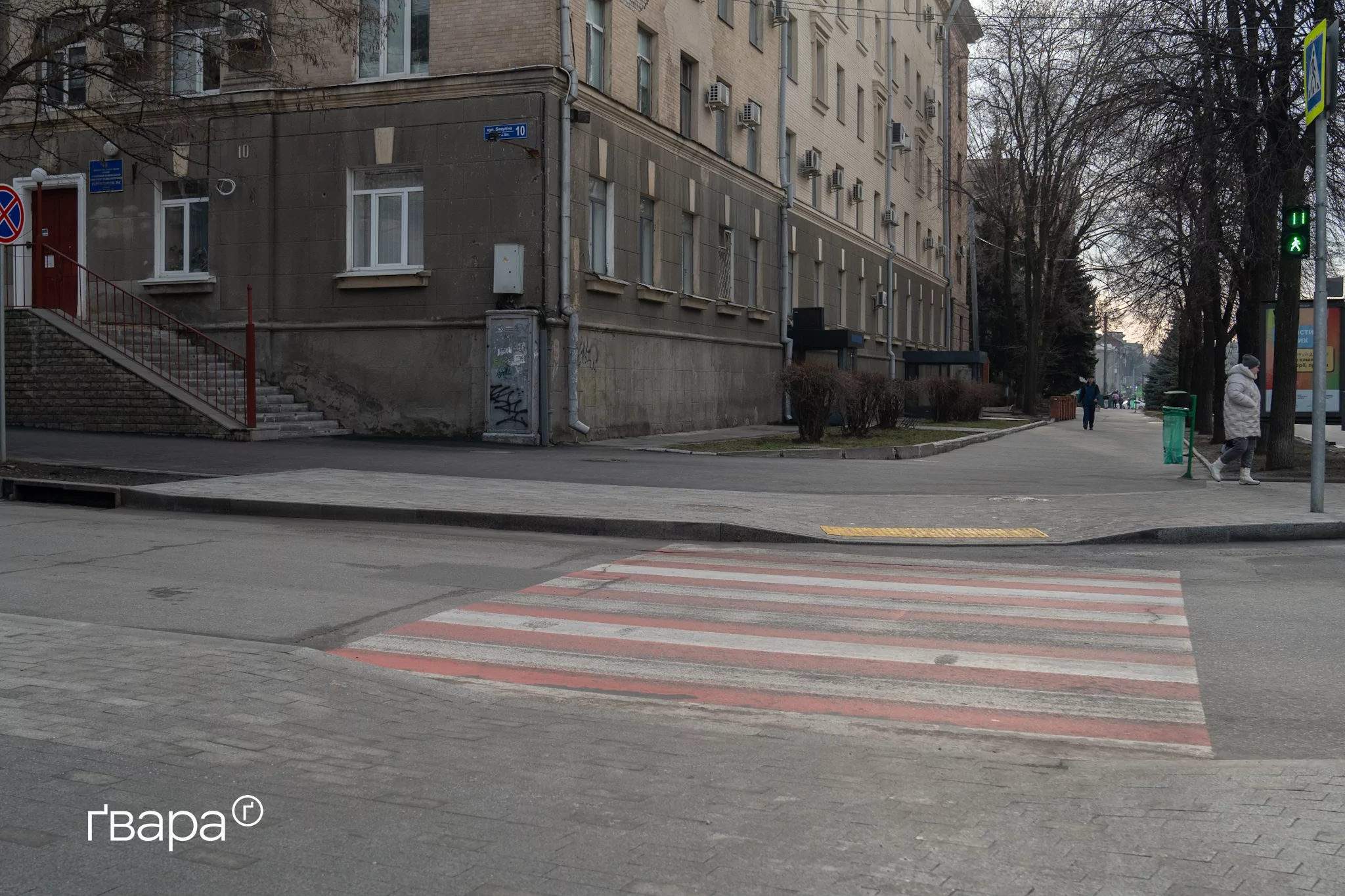 Перехід через вулицю Євгенія Єніна. На одній стороні відсутня тактильна плитка.