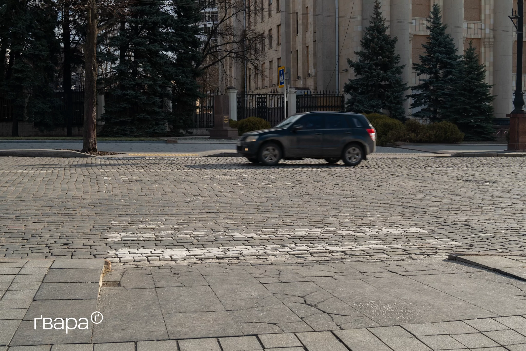 Пішохідний перехід на вулиці Сумській. На одній стороні відсутня тактильна плитка