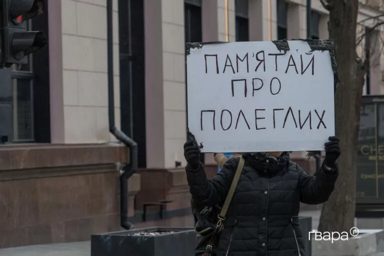 У центрі Харкова пройшла акція нагадування про хвилину мовчання — фото