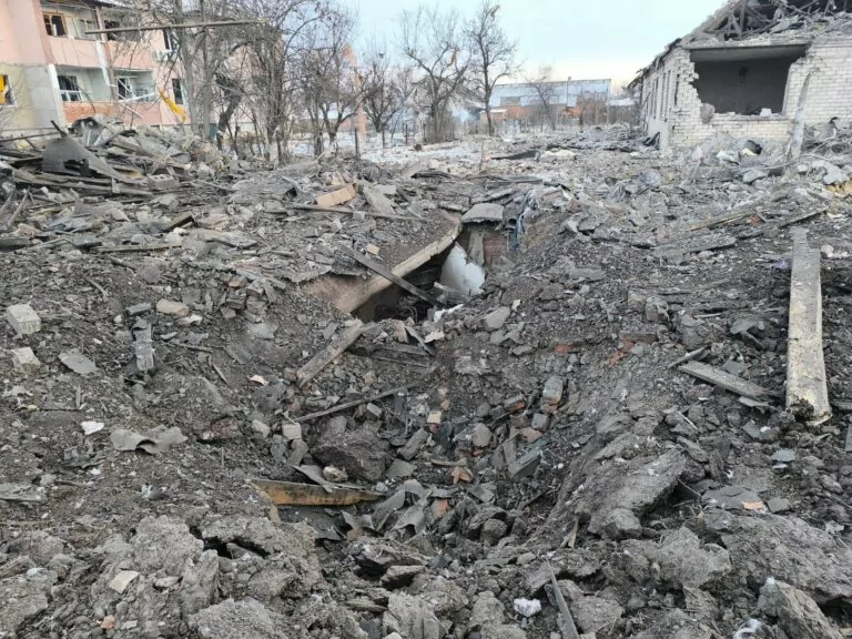 Росіяни завдали авіаудару по селу на Харківщині: є загибла